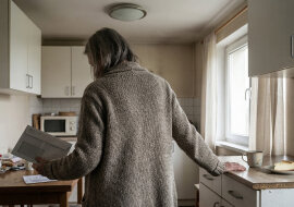 Brat wziął pożyczkę na mój dowód osobisty. Dowiedziałam się dopiero, gdy przyszło pismo z sądu. Mama wie o wszystkim - i prosi, żebym nie robiła afery, bo "rodzina to rodzina"