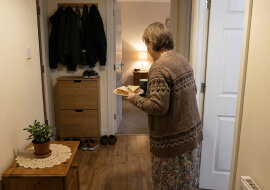 Od trzech lat opłacam wnuczce korepetycje z angielskiego. W zeszłym tygodniu przypadkiem usłyszałam, jak mówi do koleżanki - że babcia jest "trochę naiwna, ale przynajmniej daje kasę na buty"