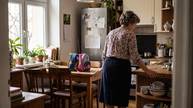 Od września odbieram troje wnuków ze szkoły, obiady, w czwartki basen - córka z zięciem «oboje na etatach». Na zebraniu usiadła obok mnie babcia Stasia i zapytała, ile biorę, bo ona od swojej córki dostaje osiemset, «i to jeszcze po rodzinnemu»