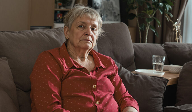 Syn przekonuje mnie, żebym sprzedała mieszkanie i zamieszkała z nimi. Ale boję się, że na starość zostanę bez dachu nad głową