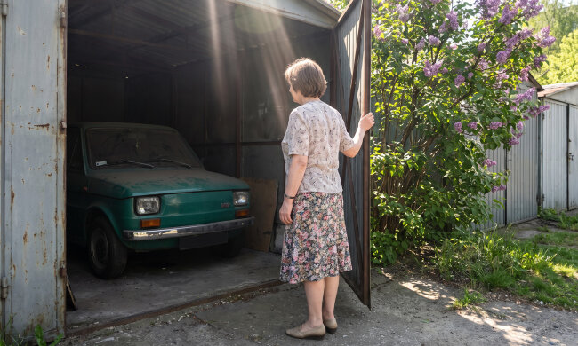 Fiat 126p po mężu stał w garażu, dzieci powtarzały: "sprzedaj na części". Wnuk uparł się, że go naprawimy - rok sobót przy silniku. W maju na zlocie ktoś zapytał, czyj to maluch. Wnuk odpowiedział: "nasz z babcią"