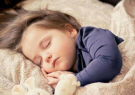 Dlaczego dzieci zawsze proszą o szklankę wody przed snem?