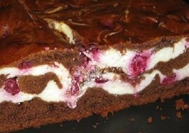 Tradycyjny amerykański deser – brownie z twarogiem i wiśniami
