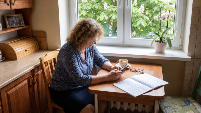 Pół roku przed śmiercią mama pożyczyła bratu dwadzieścia osiem tysięcy na nowy dach. Po pogrzebie brat powiedział, że to była darowizna, "mama sama chciała". Telefon mamy leży teraz u mnie w szufladzie