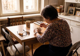 Mama mieszka u brata od wiosny - "po co jej samej w bloku". W lipcu poprosiła cicho, żebym zamówiła jej nowe okulary, bo stare skleja taśmą. Przy herbacie wyszło, że emeryturę Wojtek co miesiąc "odkłada jej na później"