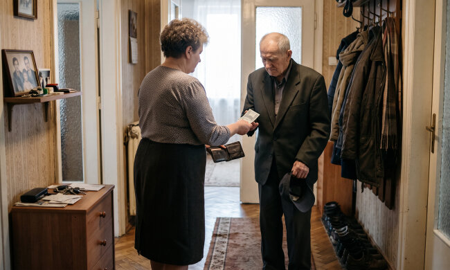 Tata od dwóch lat mieszka u siostry - "ma tam wszystko". Przed Wszystkimi Świętymi poprosił mnie po cichu o pięćdziesiąt złotych na znicze dla mamy. W samochodzie powiedział, że kartę do jego konta Iwona trzyma u siebie