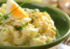 Sałatka jajeczna. Jest często podawana jako przekąska, jak również główne danie na śniadanie