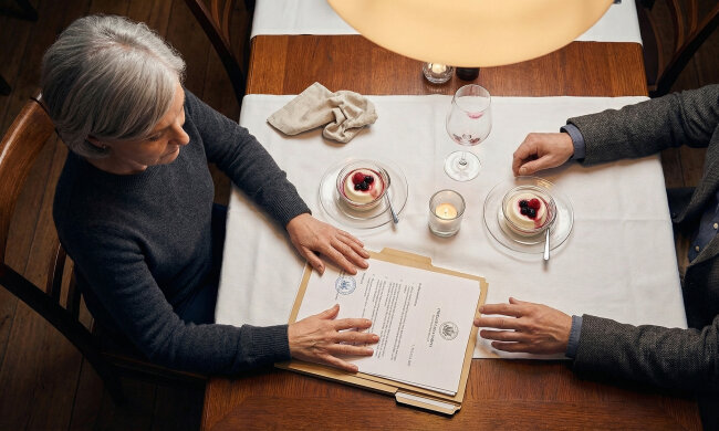 Syn zaprosił mnie na obiad do restauracji. Myślałam, że chce mi podziękować za opiekę nad wnukami. Kiedy kelner zabrał talerze, syn wyjął dokumenty i powiedział: "Mamo, podpisz tutaj, to formalność"