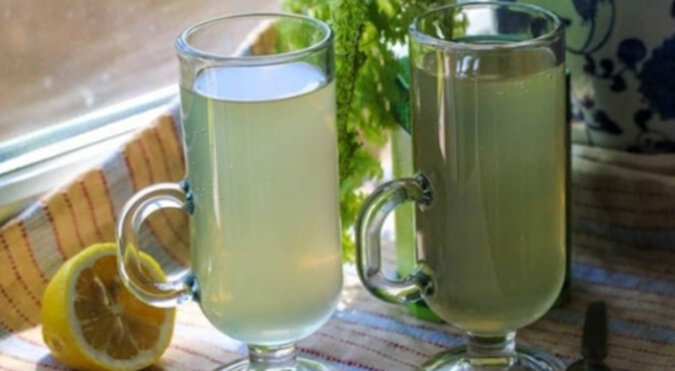 Orzeźwiająca lemoniada z zielonej herbaty z miętą i sokiem z cytryny