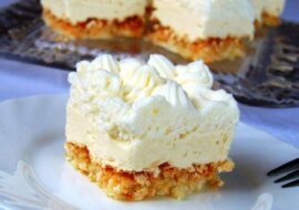 Ciasto kokosowa Pani. Pyszne połączenie chrupiącej bezy kokosowej z delikatnym budyniem i bitą śmietaną