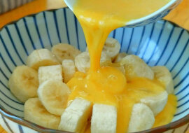 Pokrój banana i zalej jajkami. Delikatny i pyszny wypiek