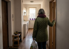 Brat namówił mamę na dożywocie - przepisała na niego mieszkanie w zamian za opiekę do końca życia. Przez pierwszy rok przychodził codziennie. Potem raz w tygodniu. Potem raz w miesiącu