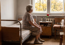 Mama mieszka u brata "na wszystkim gotowym". W październiku poprosiła, żebym kupiła jej buty na zimę, bo nie chce prosić Wojtka. Przy herbacie wyszło, że całą emeryturę oddaje co miesiąc jemu. Na buty prosi mnie