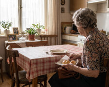 Brat wziął mamę do siebie - "będzie miała opiekę, a nie sama w bloku". W niedzielę przywiózł ją do mnie na imieniny. Mama zjadła dwa talerze rosołu, a potem, kiedy myślała, że nie patrzę, schowała do torebki dwie bułki z koszyka