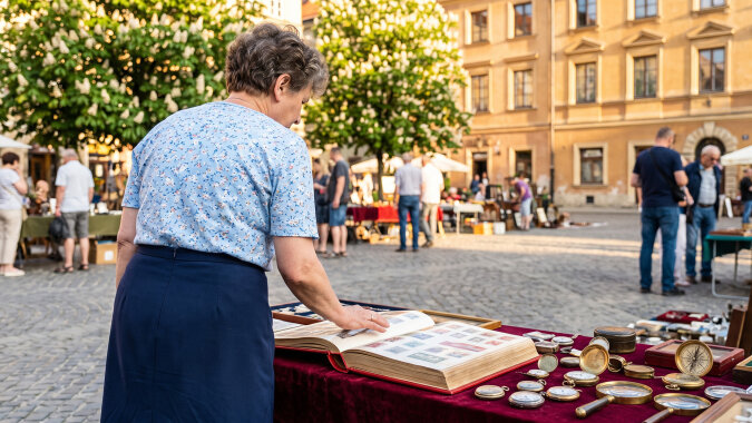 Klaser ze znaczkami tata zbierał całe życie - brat wziął go "na pamiątkę po ojcu". W maju zobaczyłam go na wystawie antykwariatu na rynku. Poznałam po przypalonym rogu: to ja go osmaliłam świeczką, jak byłam mała