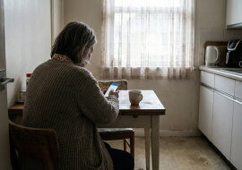 Syn prosił o 15 tysięcy na spłatę komornika. Dałam ostatnie oszczędności. Tydzień później synowa napisała "zobacz, jaki prezent mi kupił"