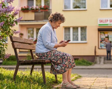 Brat zamontował w mieszkaniu mamy kamery - "będzie bezpieczniej, mamo, wszystko widzę w telefonie". Mama dzwoni teraz do mnie tylko wtedy, kiedy wychodzi po chleb. Z ławki przed sklepem, szeptem