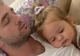 Popołudniowa drzemka taty i córki zachwyciła widzów. Wideo