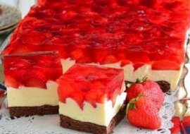 Biszkopt z kremem karpatkowym i owocami. Wspaniałe i proste połączenie smaków