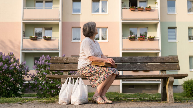 Siedzę na ławce przed blokiem z dwiema reklamówkami. W środku syn pokazuje komuś mieszkanie - przepisałam mu je w zeszłym roku, "żeby uniknąć formalności". Agentka poprosiła, żebym wyszła na czas oględzin