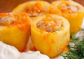 Faszerowane ziemniaki z mięsem i cebulą. Proste danie