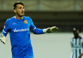 W Portugalii bramkarz strzelił gola przez całe boisko. Wideo