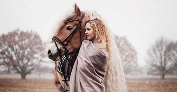 Mieszkanka Holandii pokazała światu swojego konia z zadziwiająco długą grzywą jak z bajki