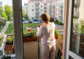 Na osiedlu jestem podobno "od kojarzenia" - trzy pary przez dwa lata, w tym pan z apteki i wdowa spod dziewiątki. Wczoraj przyszła kobieta z bloku obok zapytać, czy nie znam kogoś porządnego