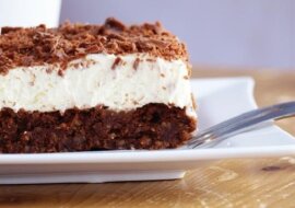 Placek z mascarpone. Orzechowo-czekoladowy spód z delikatnym kremem z mascarpone na wierzchu