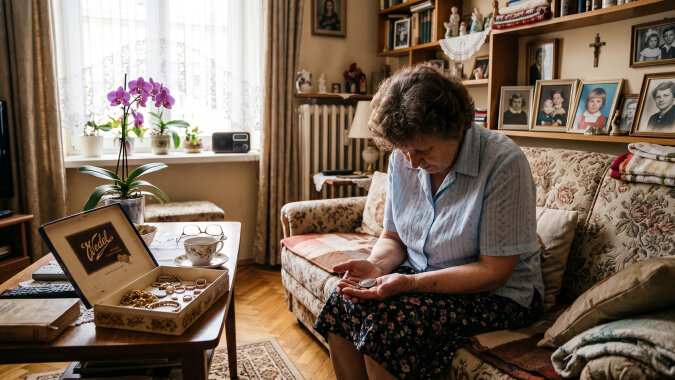 Córka wzięła moje złoto do swojego sejfu - "mamo, u ciebie w bloku włamania". Na komunii wnuczki miała na szyi łańcuszek mojej mamy, z medalikiem. Zapytałam. "Przecież i tak nie nosisz"