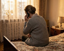 Córka wyjechała za granicę i obiecała dzwonić co tydzień. Pierwszy miesiąc dzwoniła, drugi pisała, trzeci milczała. Kiedy w końcu odebrała, usłyszałam w tle głos, który rozpoznałam natychmiast