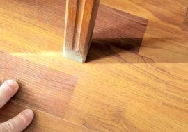 Sposób na to, aby nogi sofy lub krzeseł nie rysowały podłogi laminowanej. Proste rozwiązanie bez dodatkowych kosztów