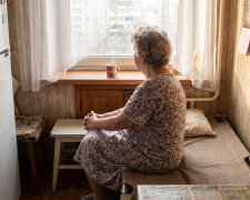 Mama u brata śpi na rozkładanym łóżku w kuchni - "tymczasowo, póki remont pokoju". W lipcu odwiedziłam ją pierwszy raz od zimy. Remont skończył się w marcu: w pokoju mamy stoi bieżnia. Łóżko w kuchni zostało
