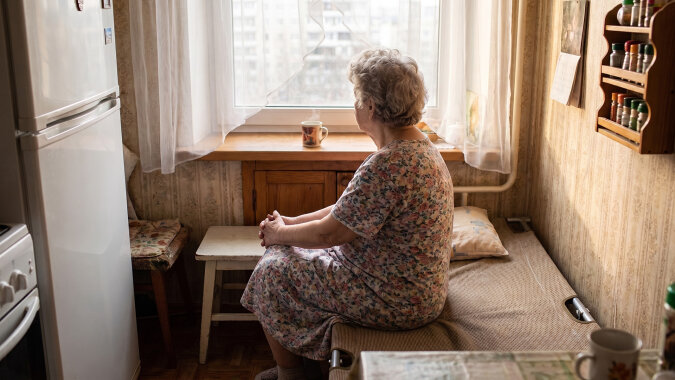 Mama u brata śpi na rozkładanym łóżku w kuchni - "tymczasowo, póki remont pokoju". W lipcu odwiedziłam ją pierwszy raz od zimy. Remont skończył się w marcu: w pokoju mamy stoi bieżnia. Łóżko w kuchni zostało