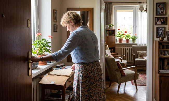 Na wigilii, przy dwunastu osobach, siostra podniosła toast "za spokój, bo sprawa mieszkania mamy wreszcie załatwiona". Zapytałam, jaka sprawa. Zrobiło się cicho. Mama nie podniosła głowy znad talerza