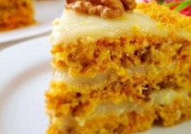 Postne ciasto marchewkowe z kremem pomarańczowym i orzechami