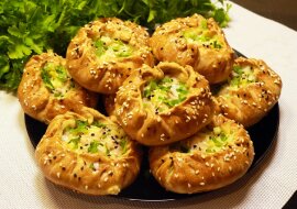 Zamiast dużego placka z kurczakiem teraz gotuję małe – są piękne i oryginalne, a wciąż smaczne. Oto prosty przepis