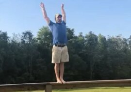 Na tym filmie jej ojciec stoi na płocie i próbuje być jak gimnastyk. Zobacz zabawne ćwiczenia ojca