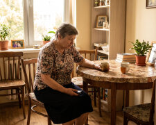 Brat powtarzał, żeby nie dzwonić do mamy wieczorami - po dwudziestej już śpi, rozmowy ją męczą. W czwartek mama zadzwoniła sama, po dziewiątej, szeptem: czemu się nie odzywam, przecież wieczory są najdłuższe