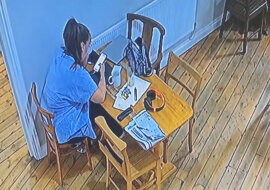 Barmanka myślała, że wariuje, gdy krzesło obok niej samo się przesunęło. Wideo