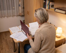 Sprzedałam działkę po rodzicach za pięćdziesiąt tysięcy i dałam córce na wkład własny do kredytu. Kiedy delikatnie napomknęłam, córka powiedziała: "Mamo, gdybyś chciała, to byś spisała umowę. Nie spisałaś, to znaczy że dałaś"