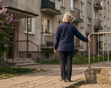 Sąsiadka z dołu przez dziesięć lat nie odpowiadała mi na dzień dobry. Kiedy złamałam nogę na oblodzonym chodniku, to ona jedna przyszła z obiadem