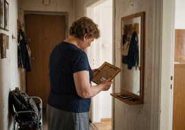 Mąż co roku w sierpniu idzie z parafią pieszo do Częstochowy - dziewięć dni, bez telefonu, "bo to rekolekcje". Jak zawsze przywiózł mi obrazek z Jasnej Góry. Na odwrocie została naklejka z ceną: "Pamiątki - Mielno, ul. Nadmorska"