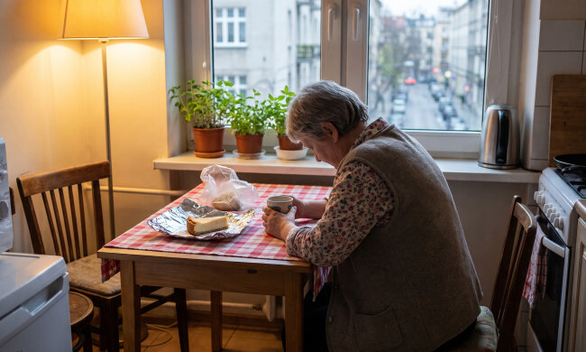 Mam sześćdziesiąt siedem lat i sprzątam klatki schodowe w dwóch blokach, żeby dokładać córce do przedszkola. Na imieninach szwagierka powiedziała, że to piękne, że mi się jeszcze chce. Córka nie powiedziała nic