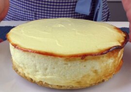 Wysoki i lekki sernik, jak serowa chmurka na talerzu