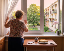 Mąż od wiosny co wieczór o dziewiątej wychodzi na balkon "zaczerpnąć powietrza" i zawsze zabiera telefon. W piątek akurat o tej porze telefon został na stole. Zawibrował o 21:00. Na ekranie: "Jesteś już na balkonie?"