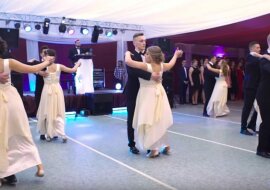 O tych maturzystach zrobiło się głośno. Ich studniówkowy walc przebija klasycznego poloneza