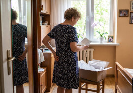 Dałam ogłoszenie: maszyna do szycia Łucznik za darmo, bo po mnie nikt nie szyje. Zabrała ją studentka z Torunia. W czerwcu przyszła paczka: uszyta przez nią sukienka i kartka "Od Julki od maszyny - dyplom obroniony"