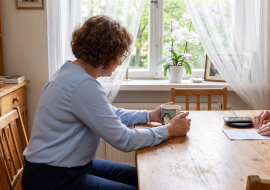 Mama mieszka u siostry; jej telefon odbiera zawsze Ulka - "mama śpi", "mama w łazience", "mama ma gości". W niedzielę zadzwoniłam z numeru koleżanki. Mama odebrała sama i zapytała, kto mówi, "bo Ulka powiedziała, że Marzena już nie dzwoni"