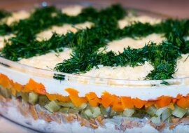 Świąteczna sałatka „Troskliwa żona”: bardzo udane połączenie